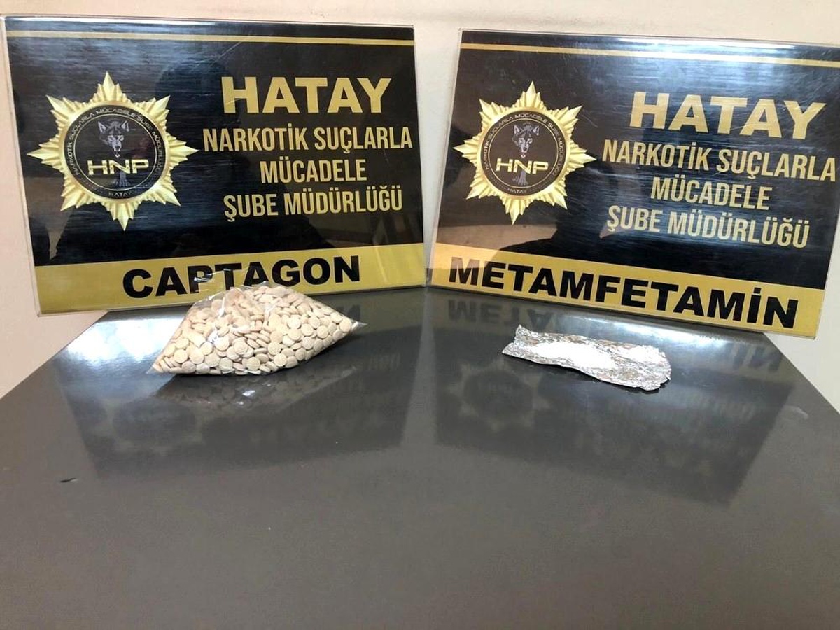 Hatay\'da "dur" ihtarına uymayan motosikletten atılan poşette esrar ele geçirildi