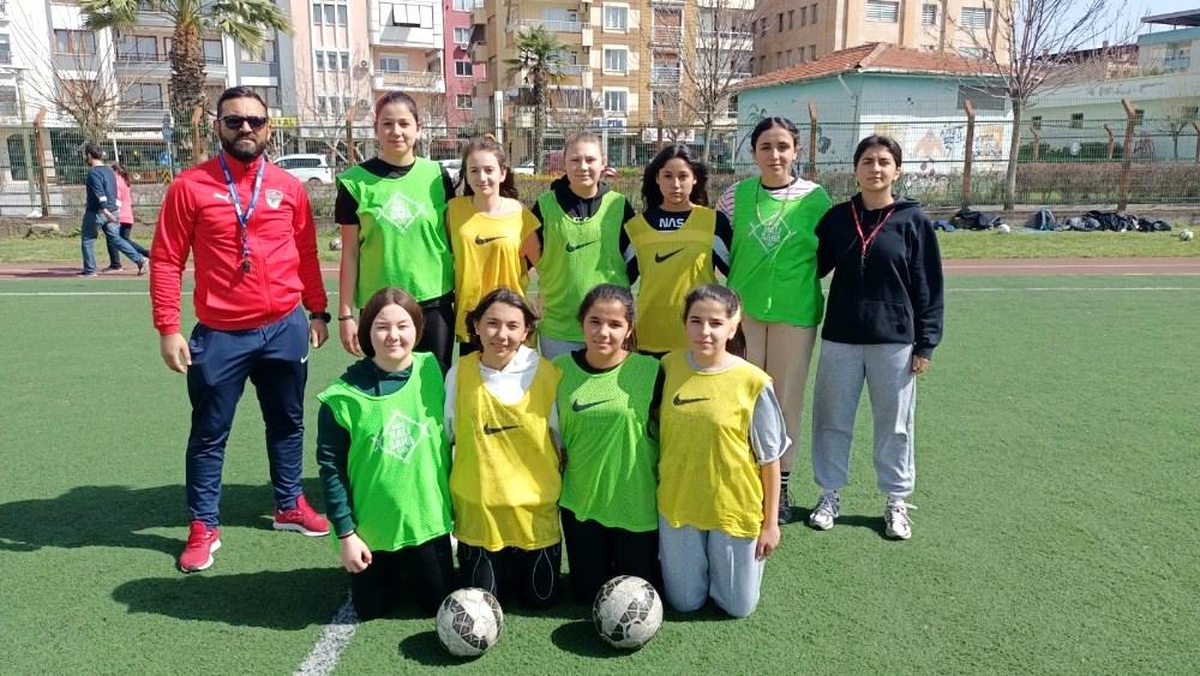 Salihli\'de kız futbol takımı kuruldu