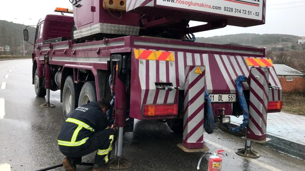 Seyir halindeki iş makinesinin lastikleri alev aldı