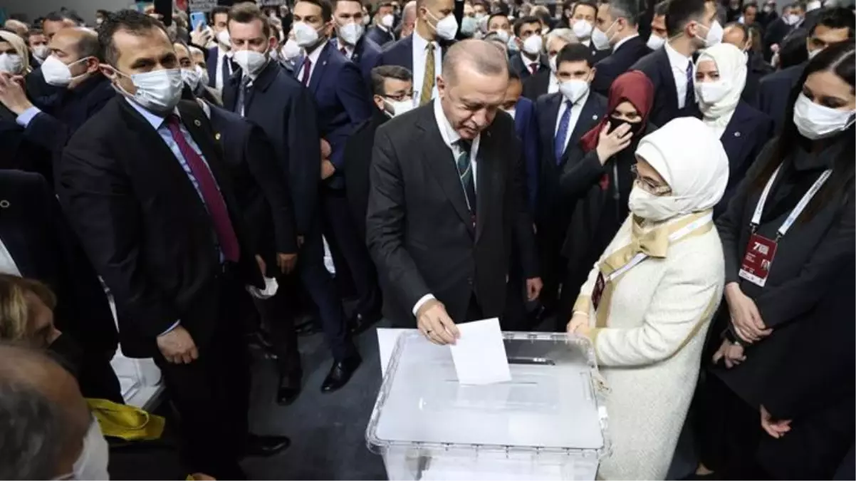 Son Dakika: Cumhurbaşkanı Erdoğan, 1428 oyla yeniden AK Parti Genel Başkanı seçildi