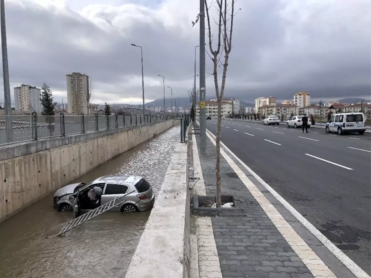 Sürücüsünün direksiyon hakimiyetini kaybettiği otomobil kanala uçtu