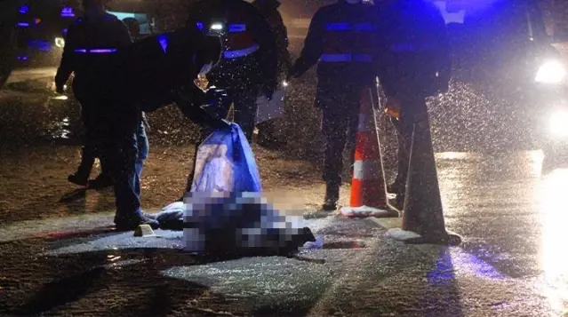 Tartışma sonucu otobüsten atılan genç, kamyon çarpması sonucu hayatını kaybetti Tartışma sonucu otobüsten atılan genç, kamyon çarpması sonucu hayatını kaybetti