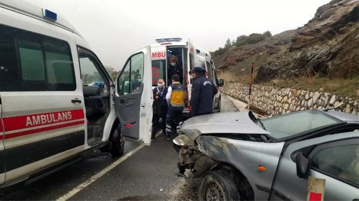 Son dakika! Uşak\'ta trafik kazası: 3 yaralı