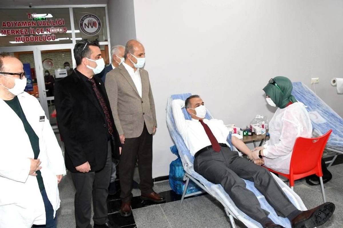 Vali Çuhadar ve yardımcıları kan bağışında bulundu