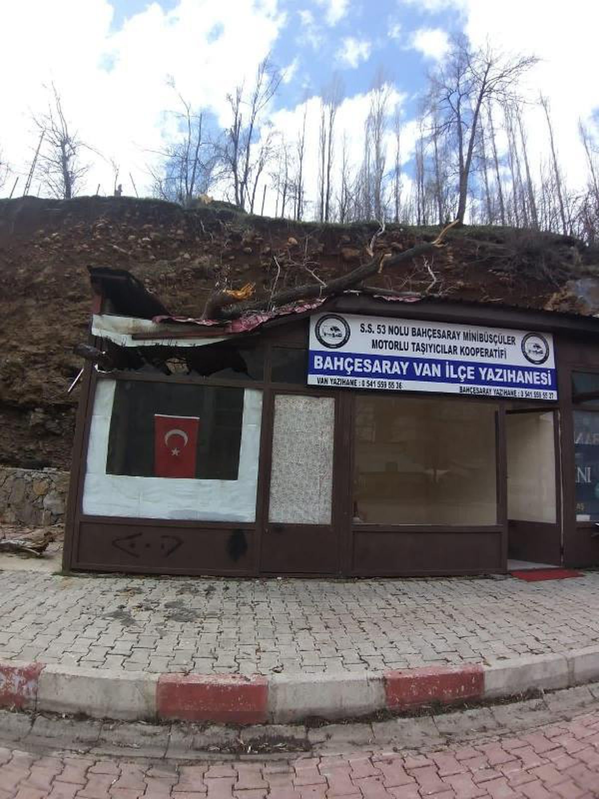 Van\'da şiddetli rüzgar; aydınlatma direği, seyir halindeki aracın üzerine düştü (2)
