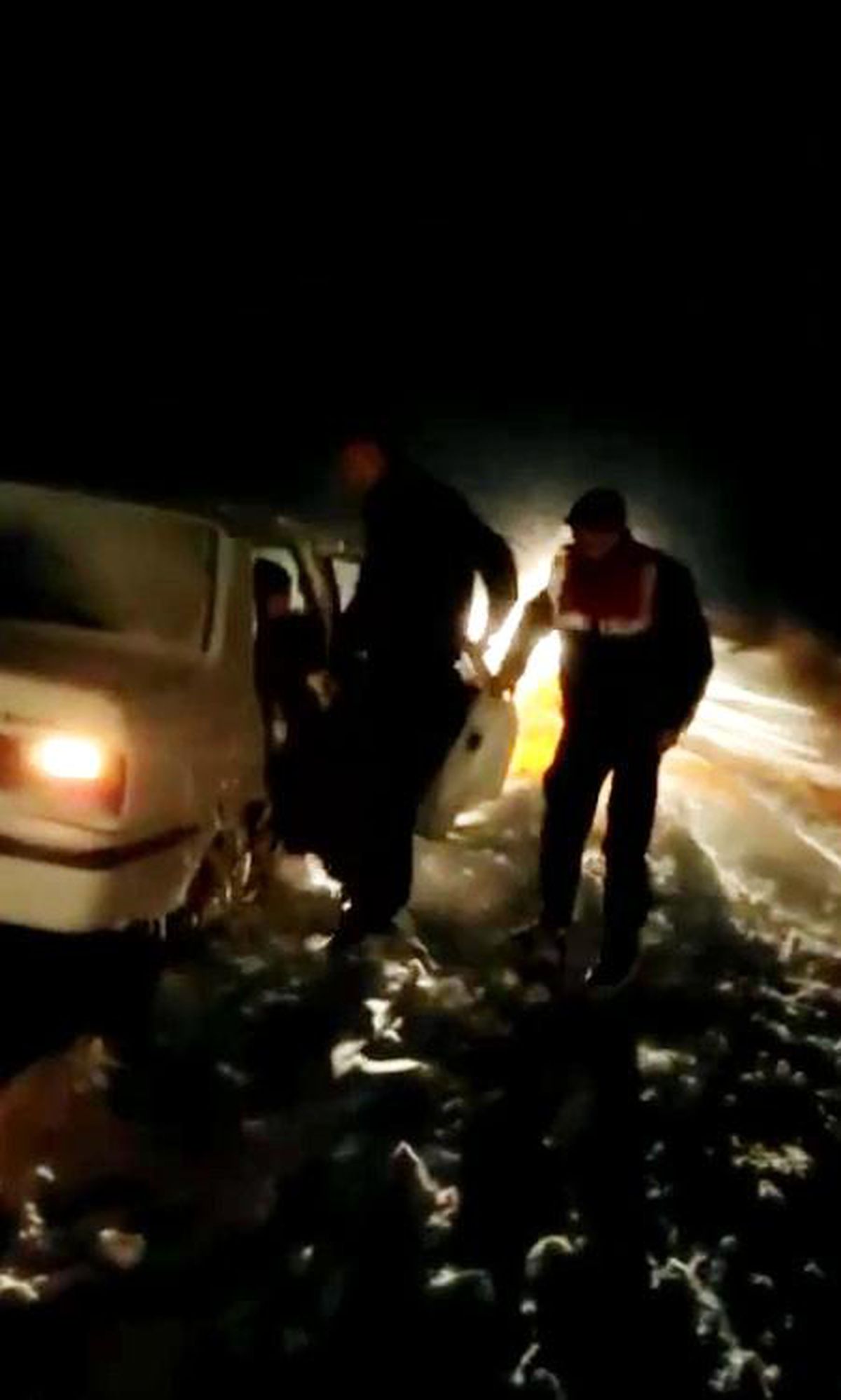 Son dakika haberi... Açılmayan yolda mahsur kalan aileyi jandarma kurtardı