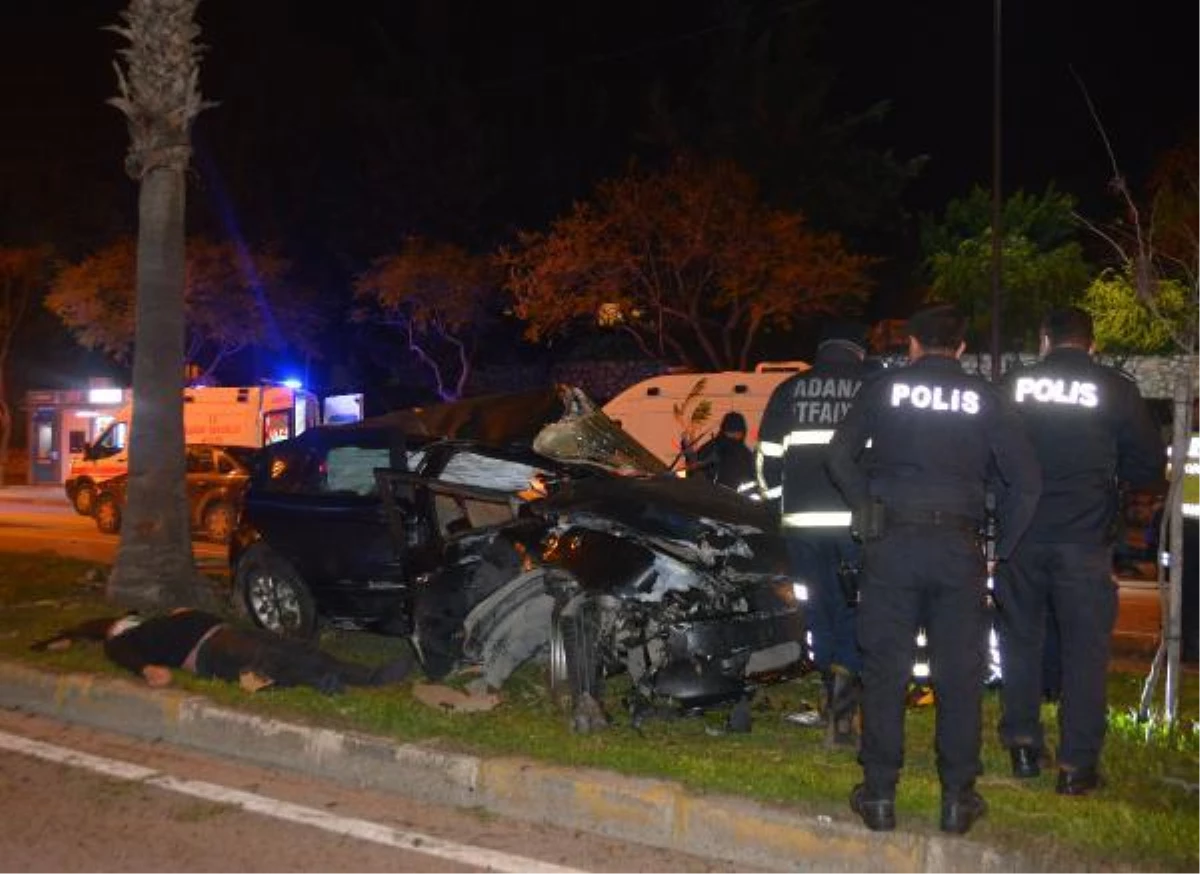 Adana\'da refüjdeki ağaçlara çarpan otomobildeki 3 kişi yaralandı