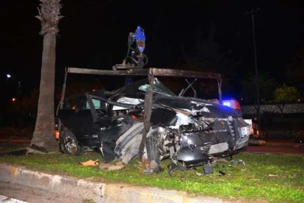 Adana'da refüjdeki ağaçlara çarpan otomobildeki 3 kişi yaralandı