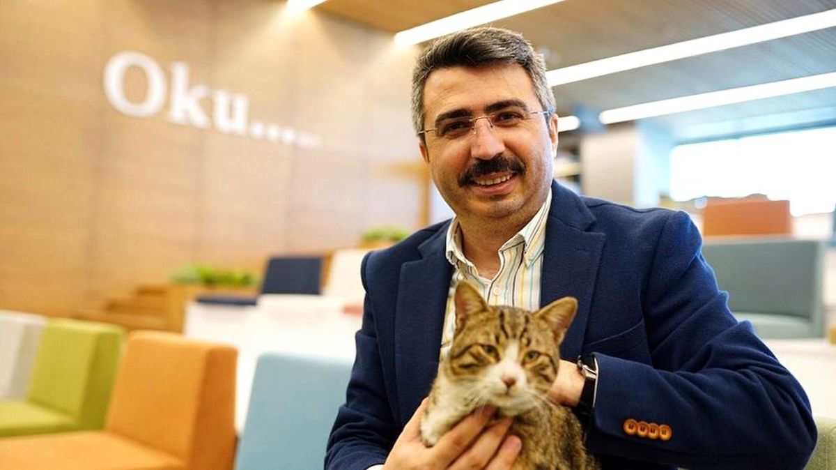 Ayağından yaralanan sevimli kedi belediyeye sığındı