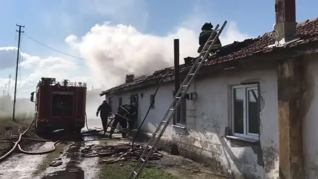 Bacadan sıçrayan alevler çiftlik evinde yangına neden oldu