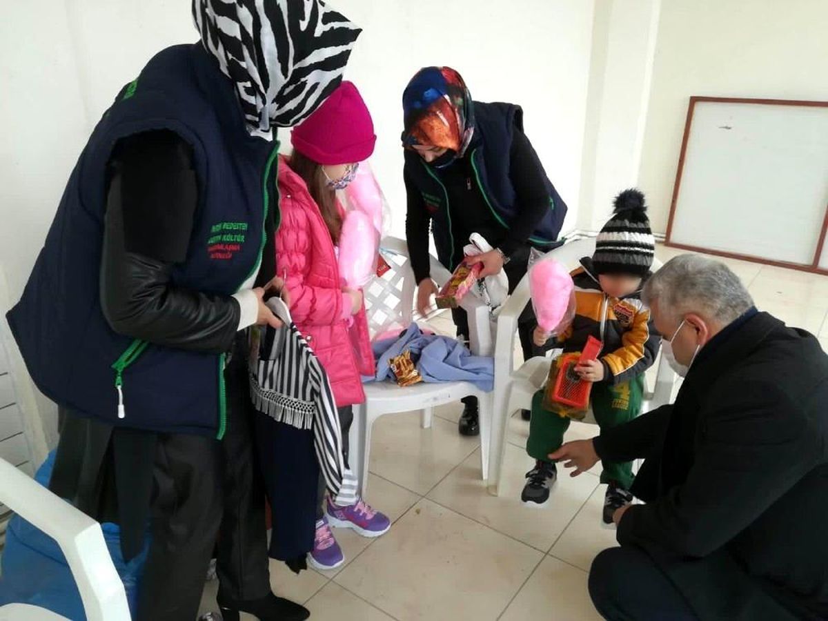 Beyşehir\'de ihtiyaç sahiplerine gıda ve giyim yardımı
