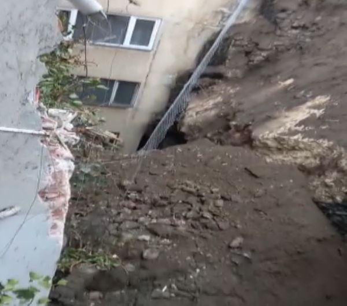 Bursa\'da 5 katlı apartmanın istinat duvarı büyük bir gürültüyle çöktü (1)