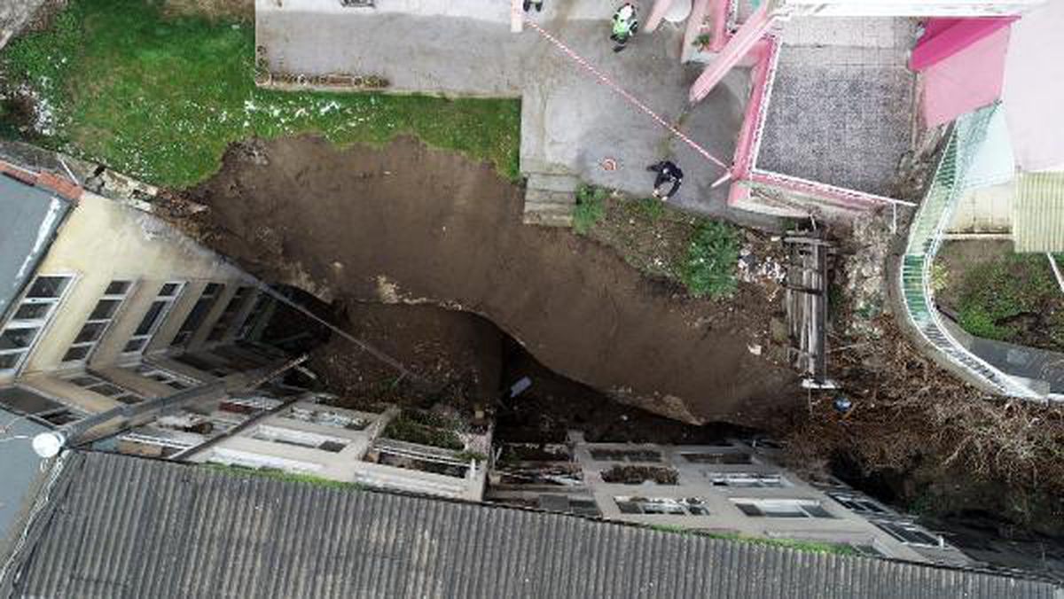Bursa\'da 5 katlı apartmanın istinat duvarı büyük bir gürültüyle çöktü (2)