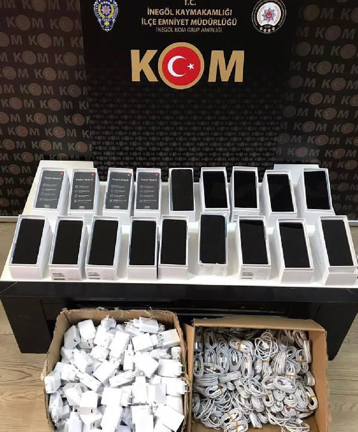 Bursa\'da müşteri kılığına giren polisten kaçak cep telefonu operasyonu