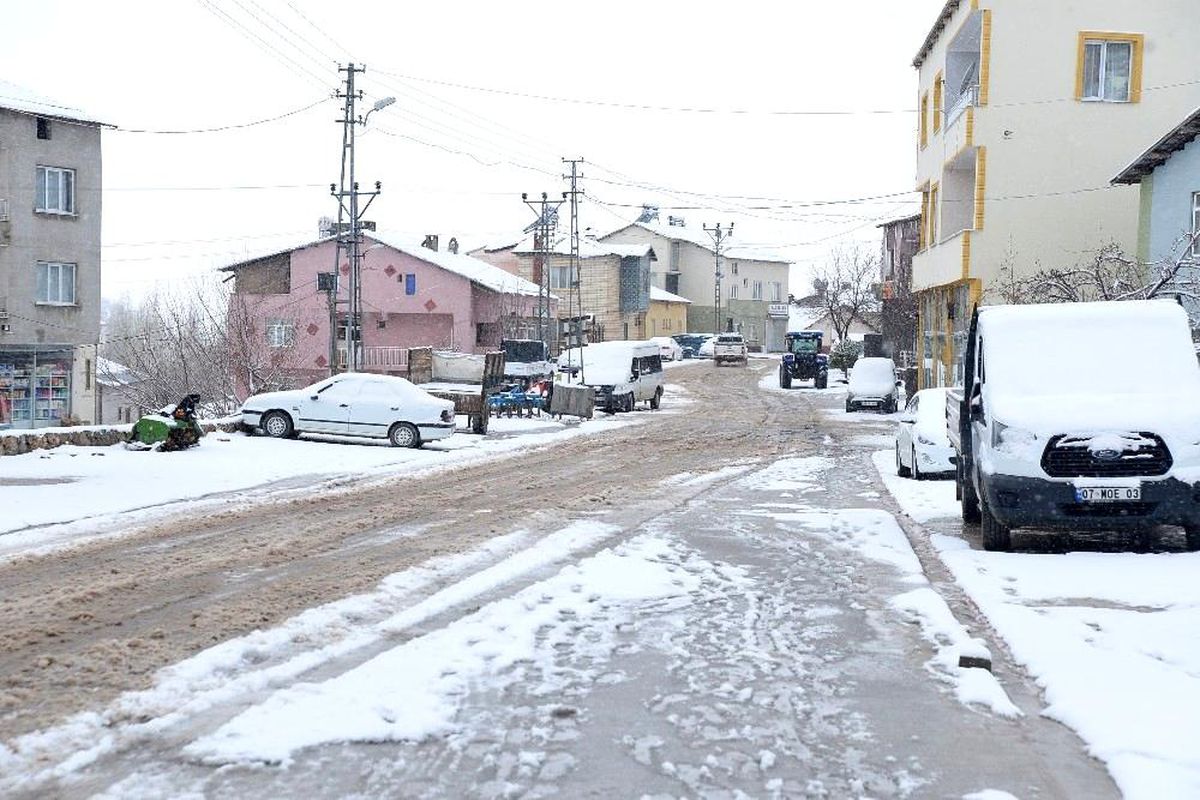 Çelikhan\'da kar yağışı başladı