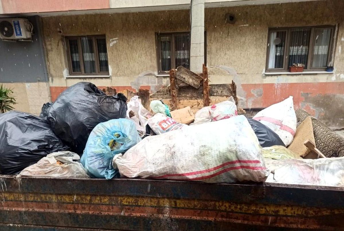 Çöp evden 4 traktör atık malzeme çıkarıldı