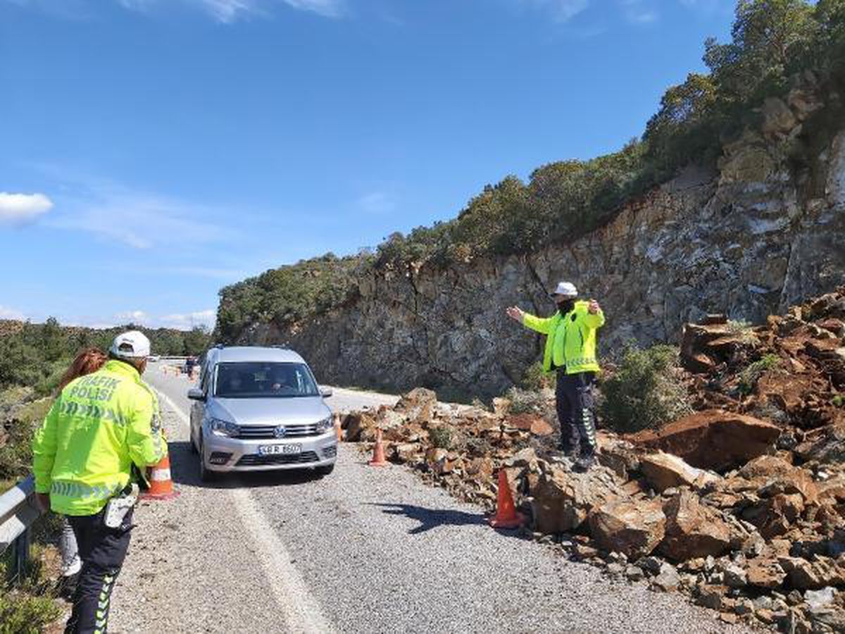 Datça-Marmaris Karayolu\'nda toprak kayması; Trafik kontrollü sağlanıyor