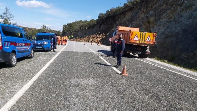 Datça-Marmaris karayolunda heyelan meydana geldi