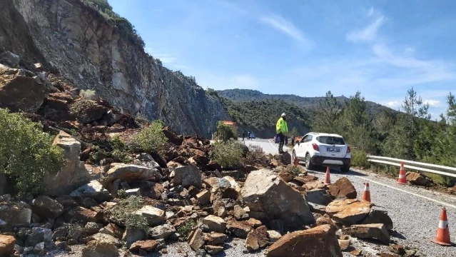 Datça-Marmaris karayolunda heyelan meydana geldi