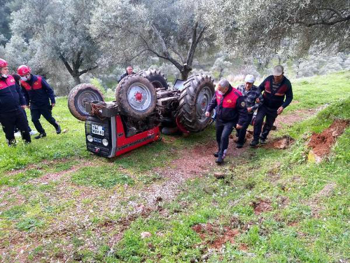 Devrilen traktörünün altında kalarak hayatını kaybetti