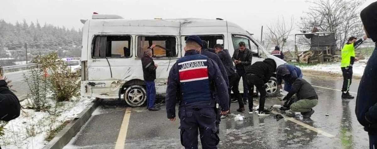 Diyaliz hastalarını taşıyan minibüs devrildi: 4 kişi yaralandı