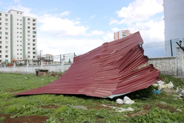 Diyarbakır'da şiddetli rüzgar 1 tonluk çatıyı 200 metre uçurdu