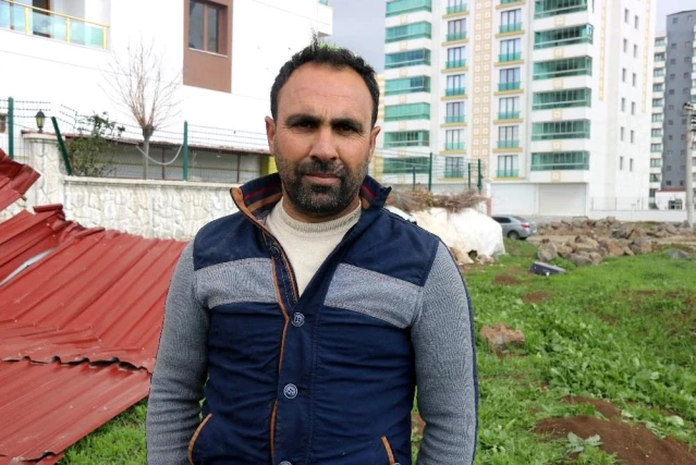 Diyarbakır'da şiddetli rüzgar 1 tonluk çatıyı 200 metre uçurdu