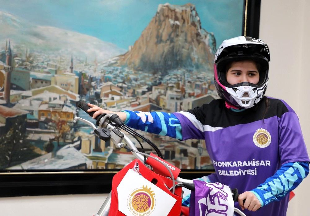 Dünya Motokros Şampiyonası\'nda Türkiye\'yi temsil edecek ilk kadın sporcu Irmak Yıldırım, kampa girdi