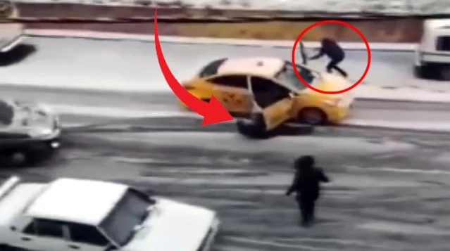 Görüntü İstanbul'un göbeğinden! Taksiyi kapısını tutarak durdurmaya çalıştı, yolcu son anda kurtuldu