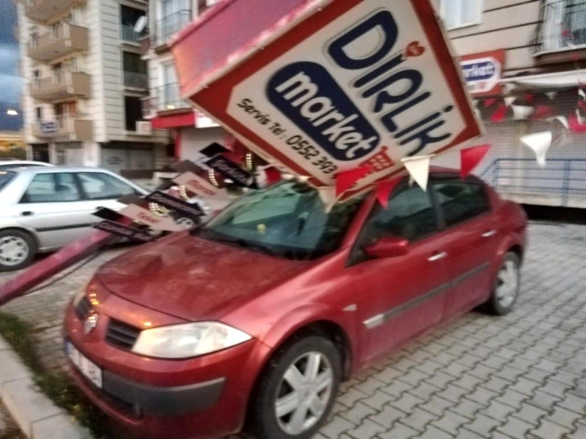 Hatay\'da fırtınada reklam direği otomobilin üzerine devrildi