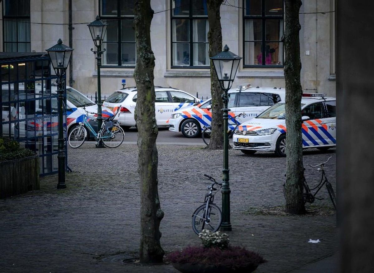 Hollanda Parlamentosu\'ndaki bomba ihbarı asılsız çıktı