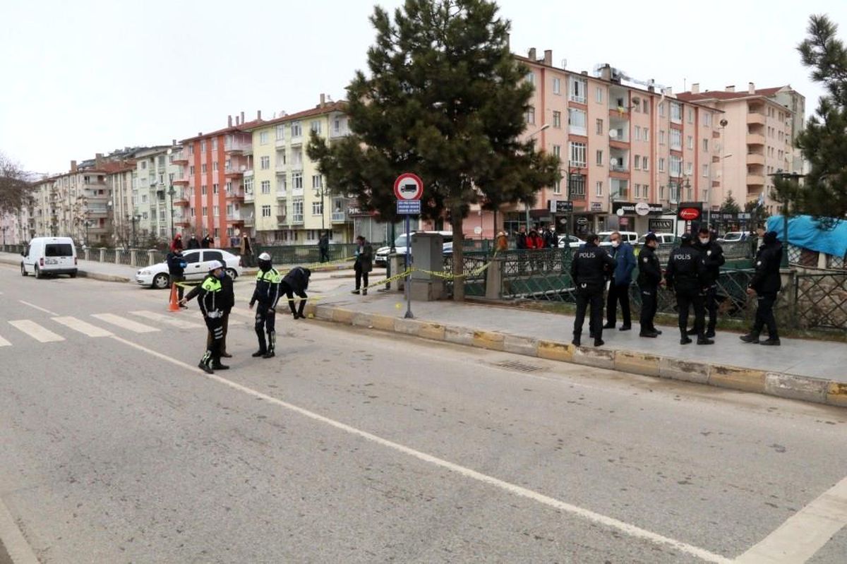 Husumetlisini sokak ortasında tüfekle vurdu