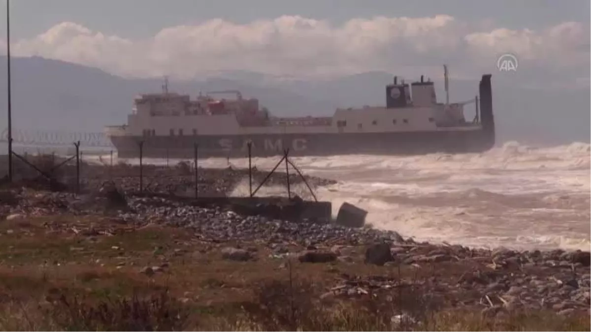 İskenderun Körfezi\'nde 8 yıldır demirli bulunan hacizli gemi, fırtına nedeniyle karaya oturdu (2)