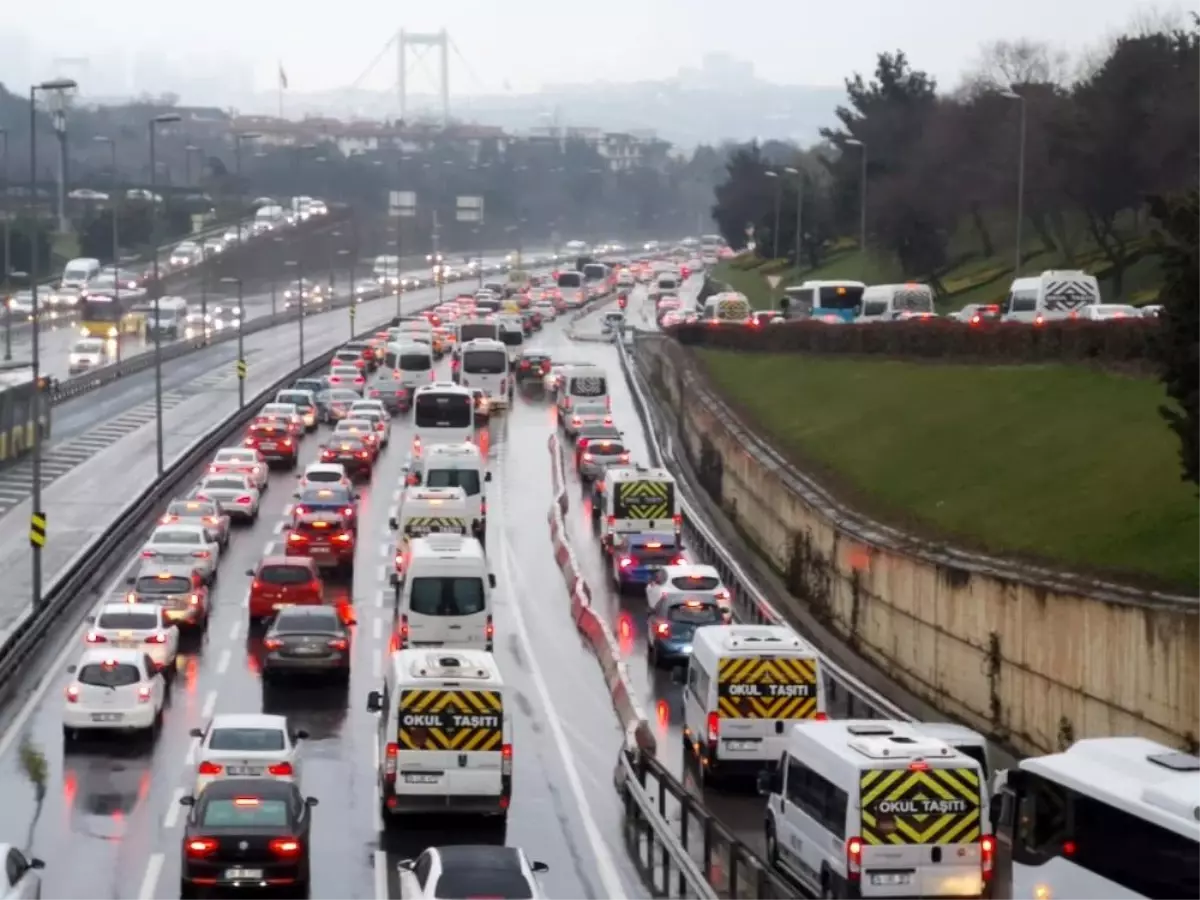 İstanbul\'da kar nedeniyle trafik yoğunluğu yüzde 65\'lere çıktı