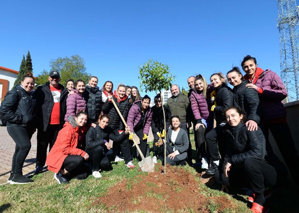 Kadın hentbolcular fidan dikti