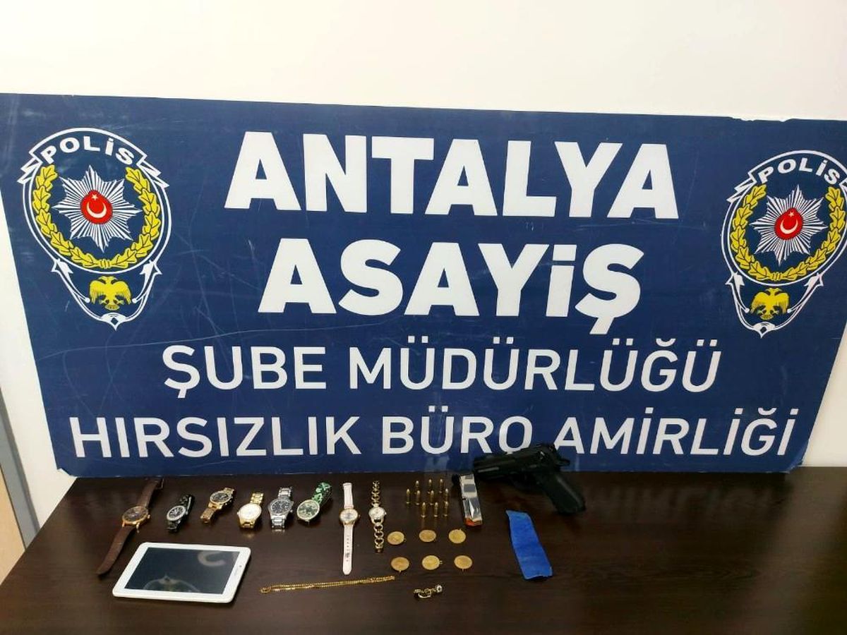 Kapının kilidini düşürüp 45 bin TL\'lik ziynet eşyası çaldılar, kaçamadılar