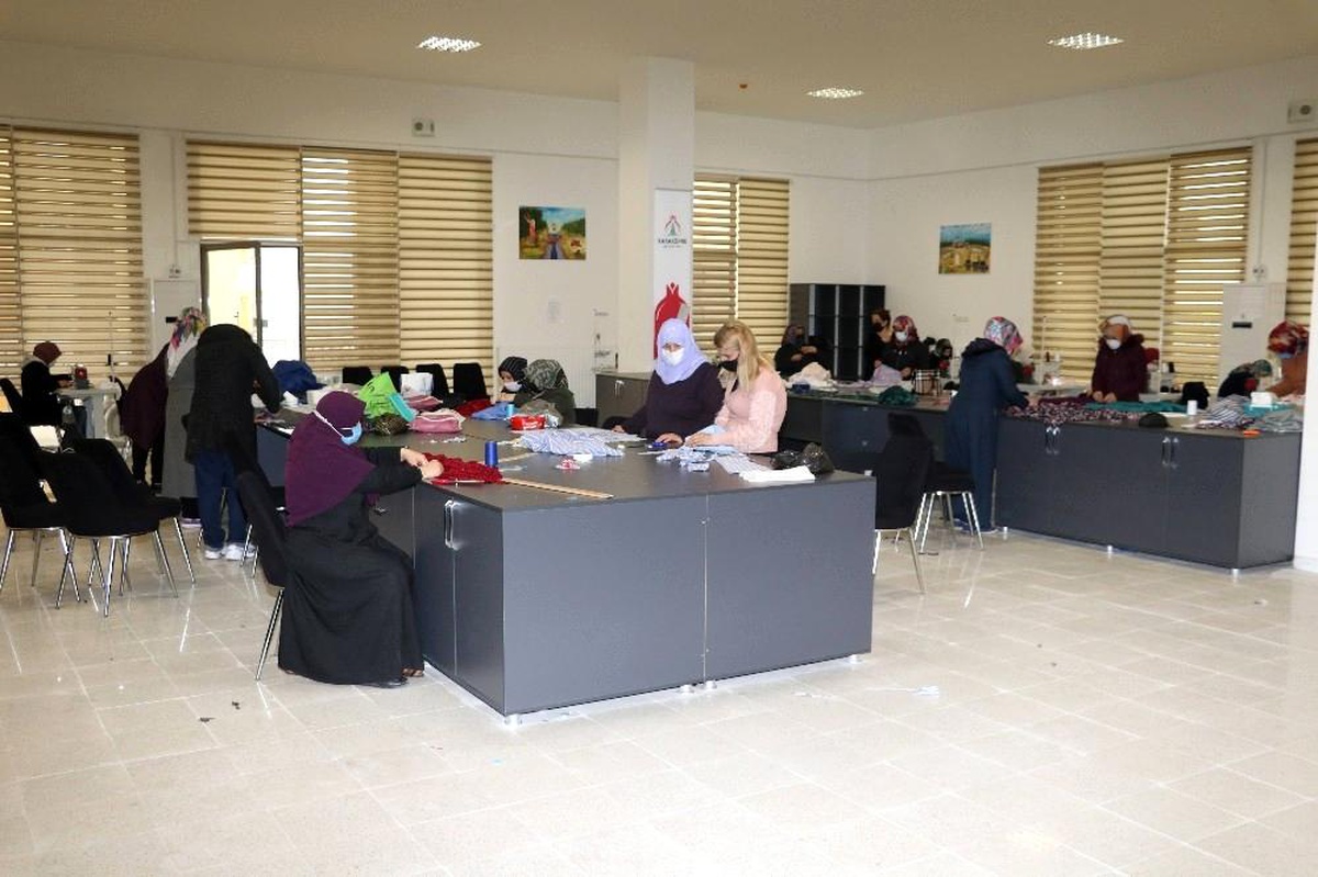 Karaköprü\'de kadınlar giyim kursunda meslek öğreniyor