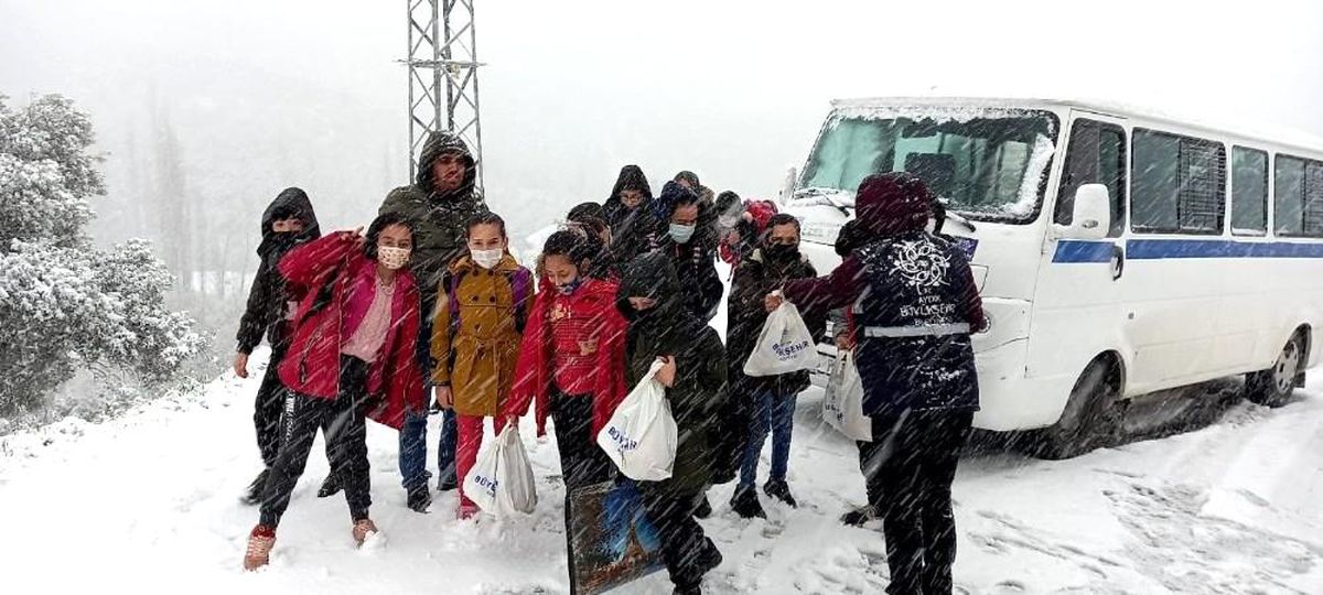 Karda mahsur kalan öğrencilerin yardımına Büyükşehir ekipleri yetişti