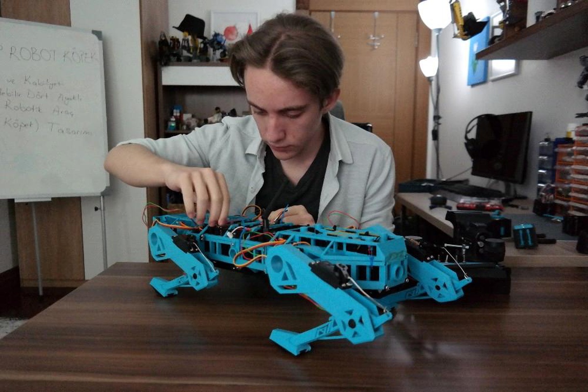 Lise öğrencisi 6 ayda geliştirdiği "robot köpek" ile başarıya koşuyor