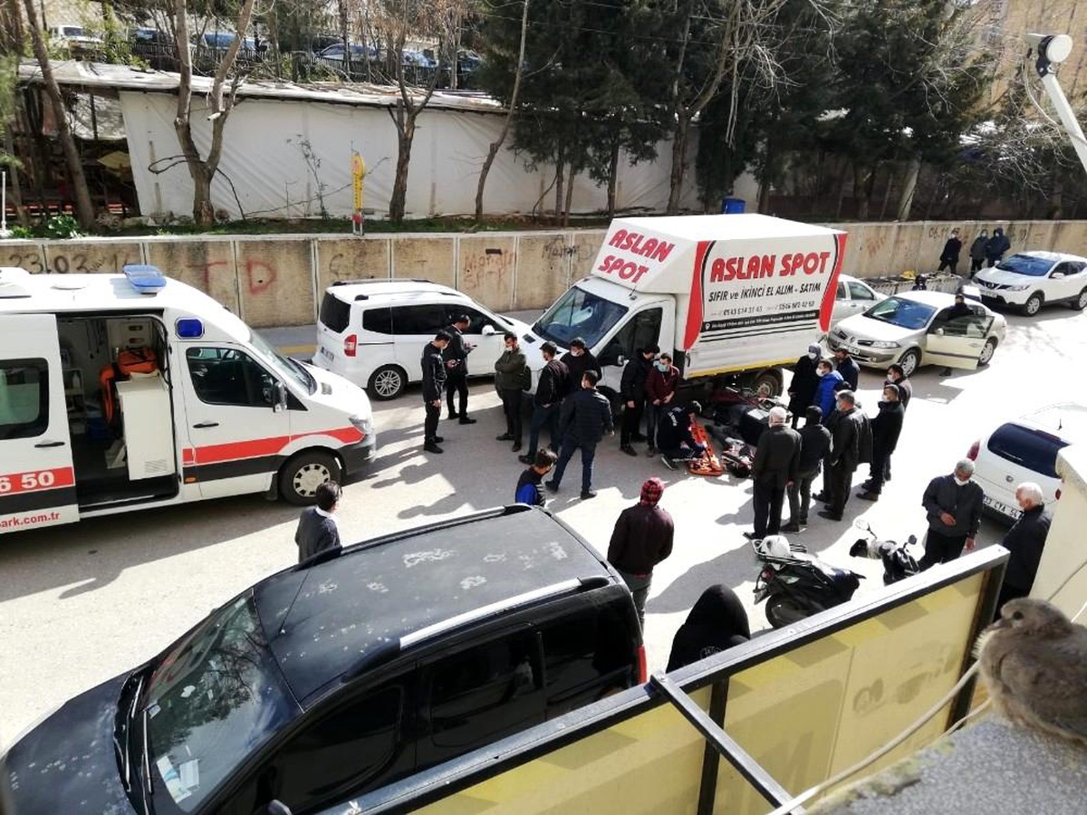 Mardin\'de kamyonet ile motosiklet çarpıştı: 1 yaralı