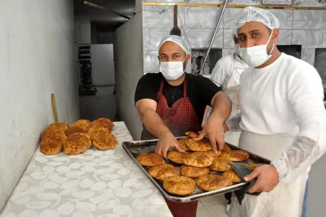 Mardinli fırıncılar, yapılışı sır gibi saklanan çöreklerin siparişine yetişemiyor