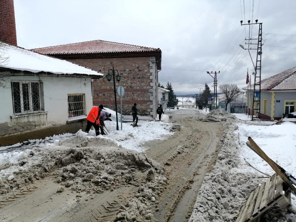 Mihalıççık\'ta karla kaplı cadde ve sokaklar temizlendi