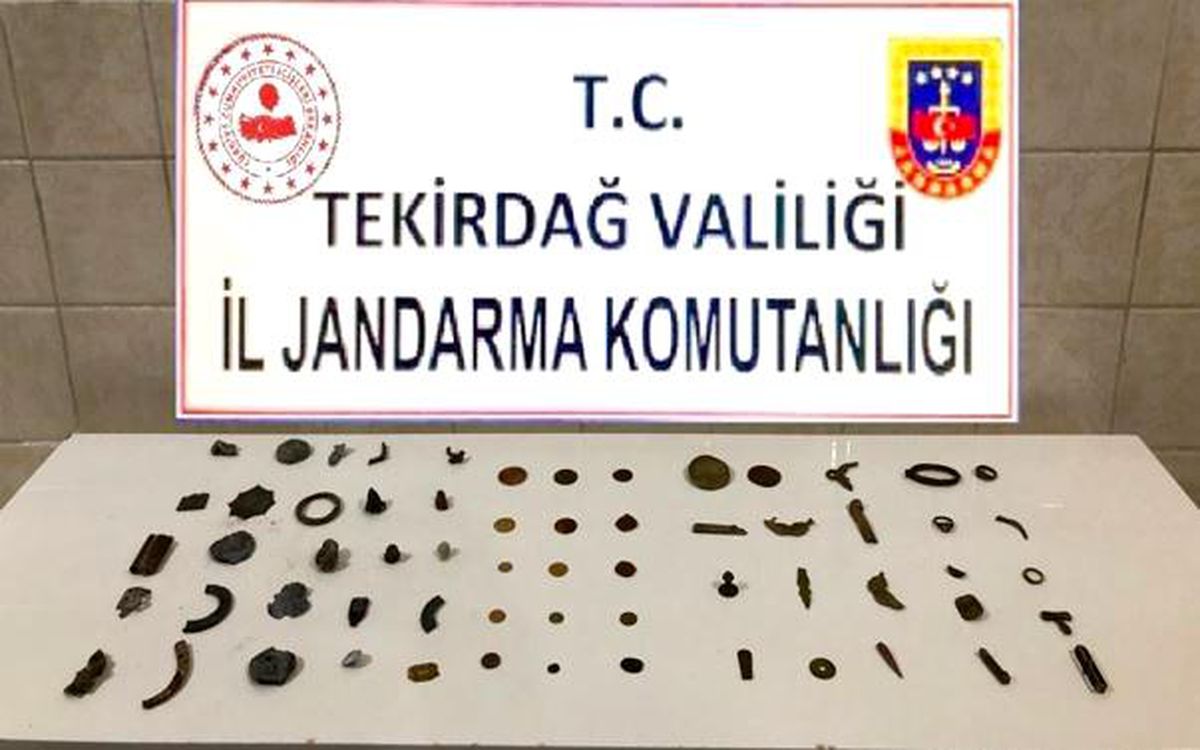 Müzede olması gereken eserleri, evinde saklarken yakalandı