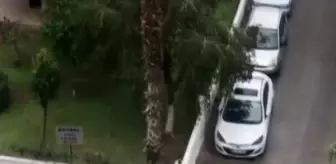 Öfkeli kadın, otomobilin camını taşla patlattı