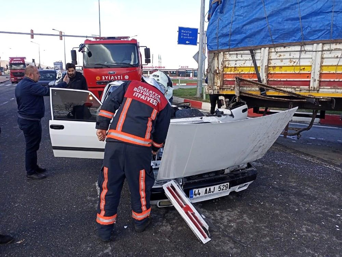 Otomobil kamyona arkadan çarptı: 4 yaralı