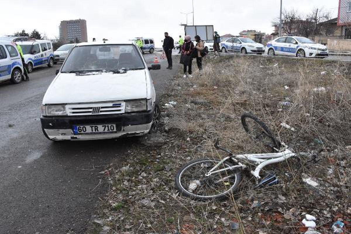 Otomobille çarptığı yayayı ve bisikletliyi yaraladı