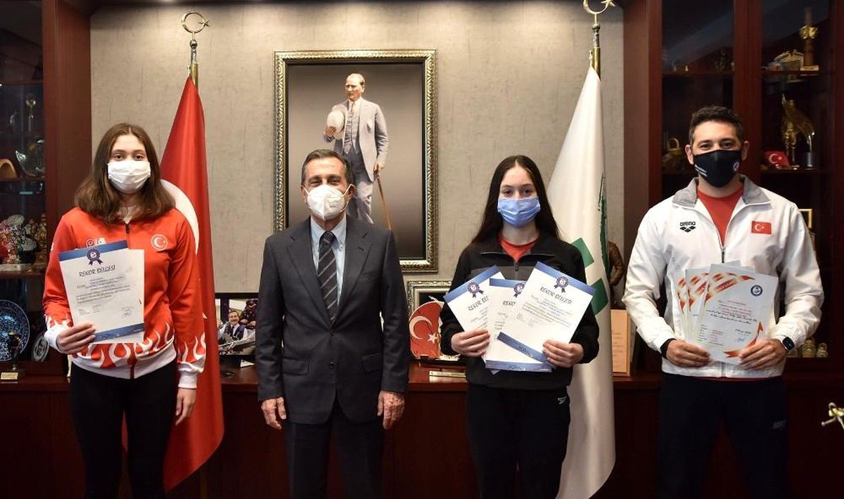 Rekortmen kızlar mutluluklarını Başkan Ataç\'la paylaştı