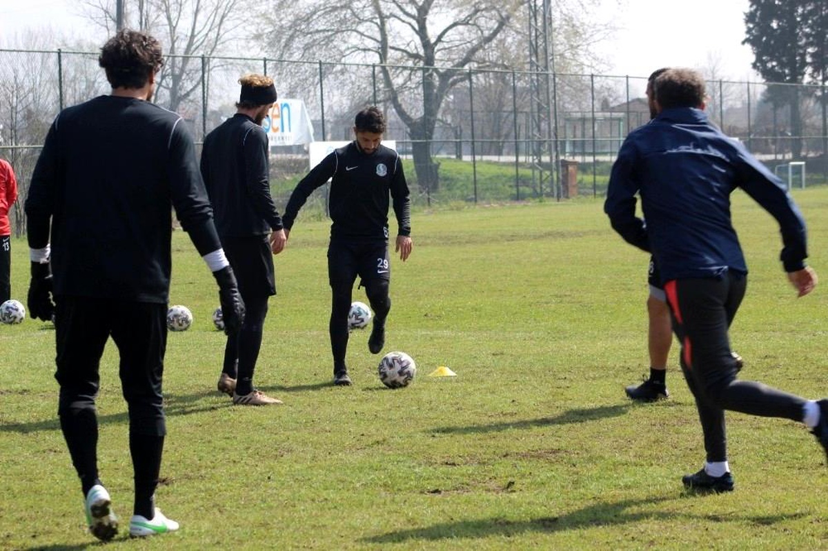 Sakaryaspor, lider Eyüpspor\'un 16 puan gerisinde