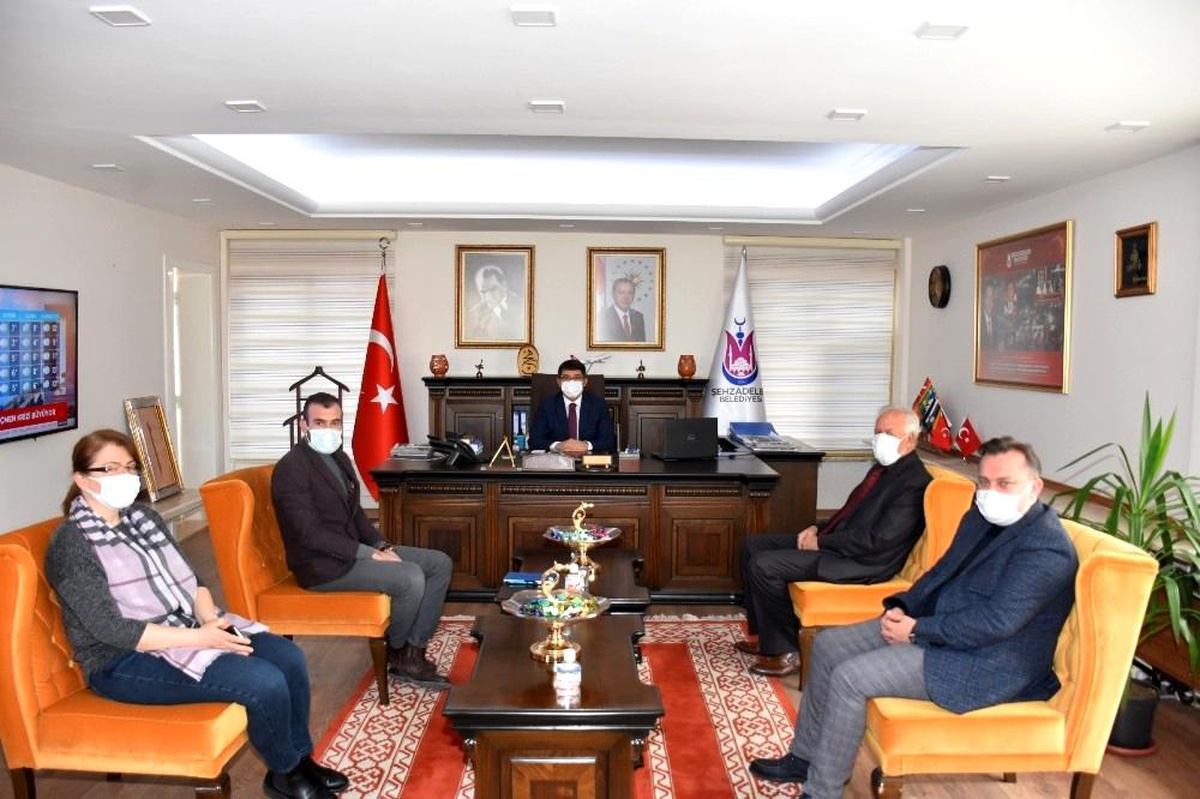 Şehzadeler Belediyesinden muhtarların elektrik faturalarına destek