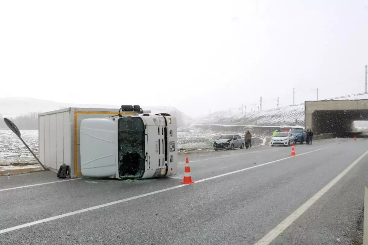 Sorgun\'da kamyon devrildi: 1 yaralı